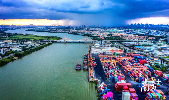 北滘成为广东第二个、全国第四个GDP超千亿元的经济强镇。图为北滘港。何志锵 摄