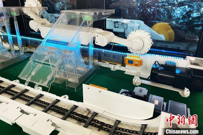 450米超长工作面智能刮板输送机模型。　李佩珊 摄