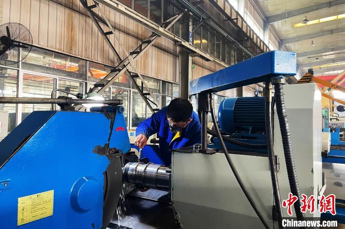 天地奔牛生产车间内，工人正在进行工作。　李佩珊 摄