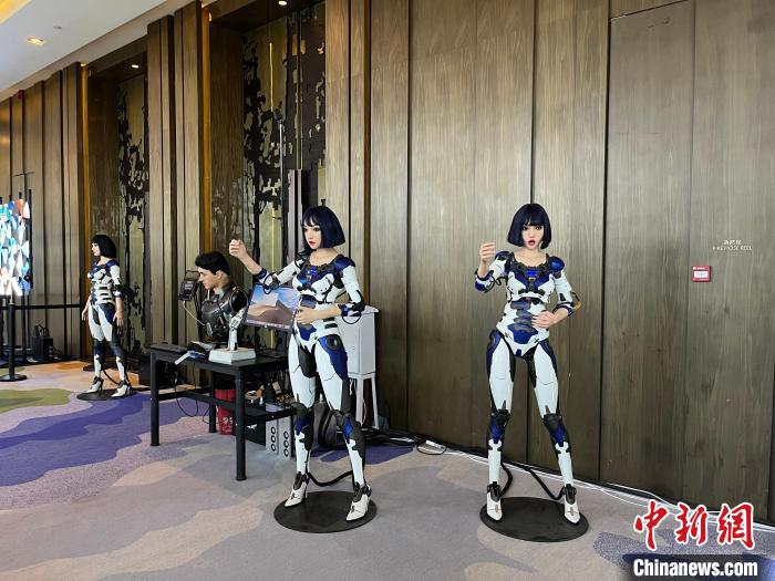 图为VR展示区。　李晛 摄