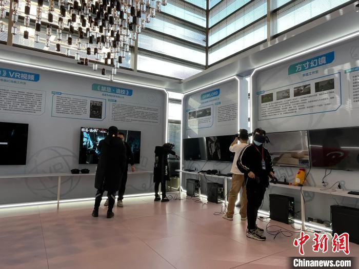 图为VR展示区。　李晛 摄