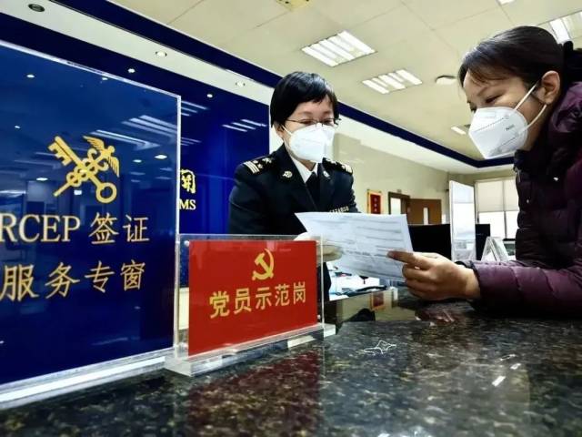 海关工作人员指导企业填报RCEP原产地证书。