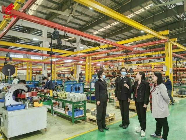 佛山海关驻南海办事处关员到佛山市诺那托电气有限公司开展企业认证培育。