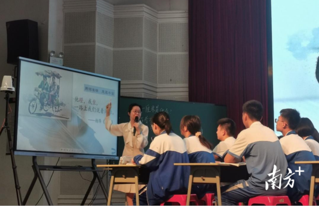 佛山市华英学校老师王纪宇授课。李昱莹 摄