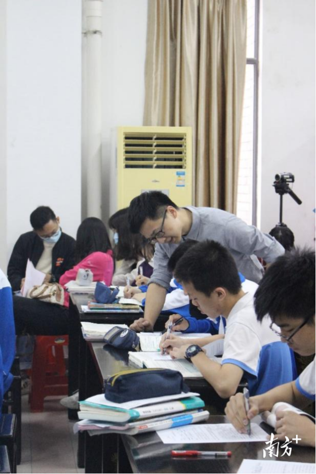 佛山市华英学校历史老师杜佳伟授课。