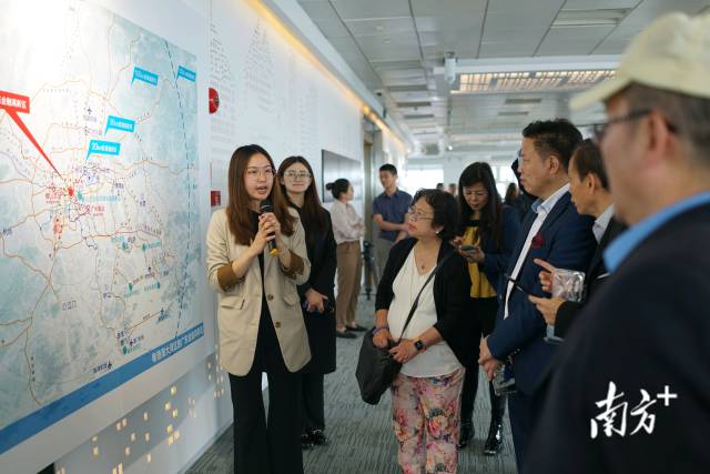 香港企业代表一行人首先走进友邦金融中心，考察广东金融高新区的投资营商环境。林洛峰 摄