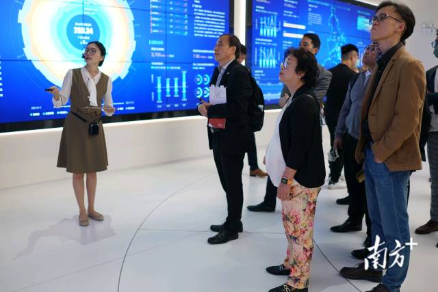 香港企业代表一行人走进千灯湖创投特色小镇参观考察并进行座谈交流。林洛峰 摄