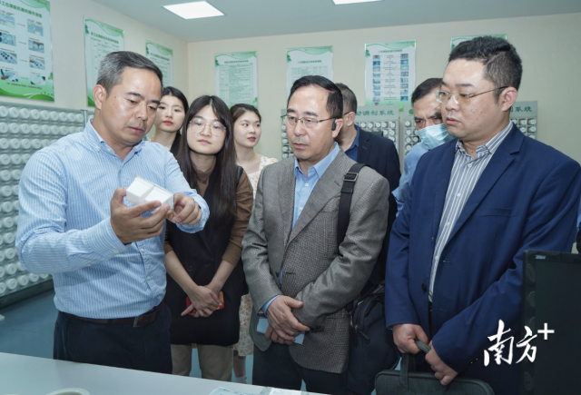  “品质医疗 探路先锋”卫生健康高质量发展深调研走进一方制药。戴嘉信 摄