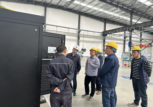 参观二重装备飞轮储能智能工厂