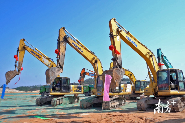 正月初八，佛山在全市五区同步举行&ldquo;竞标争先、赛龙夺锦&rdquo;重大项目开工活动。戴嘉信摄