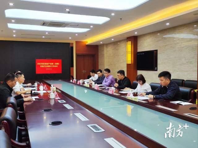 各方就接下来的项目审批代办服务工作交流了想法。受访者供图