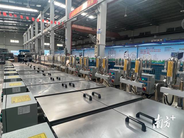 在盈捷精密生产车间，一台台喷釉机主机整齐排列。 南方+ 李周秦 拍摄