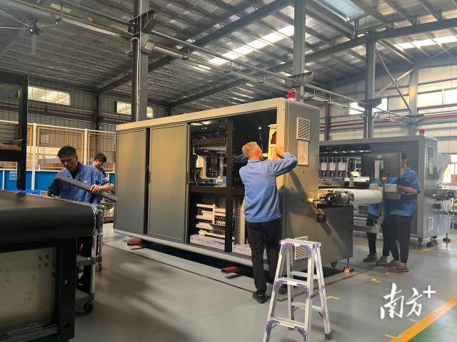 从喷釉线设备起家的盈捷精密已发展成为瓷砖装备中唯一具有整线自主研发制造能力的品牌。 南方+ 李周秦 拍摄