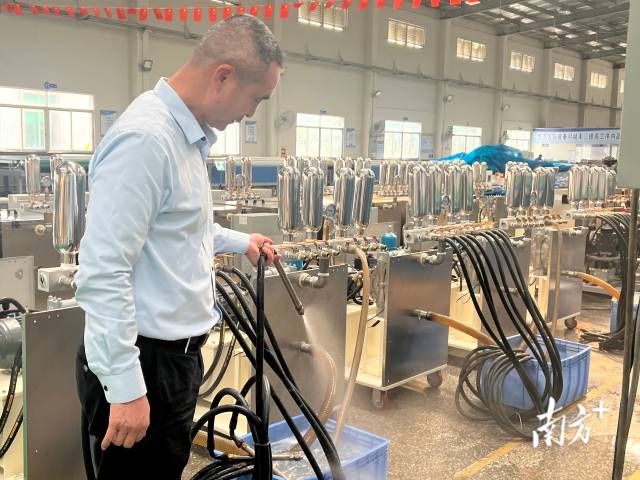 盈捷精密总经理彭基昌饶有兴趣地介绍着公司研发生产的拳头产品。 南方+ 李周秦 拍摄