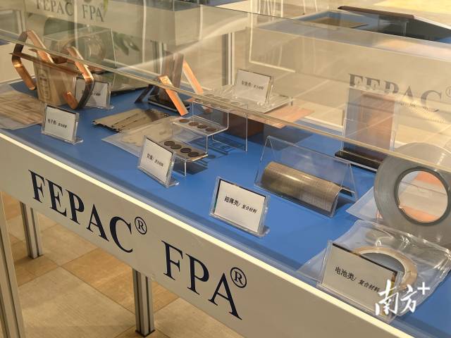 热双金属是由两种或两种以上不同膨胀系数的金属或合金沿整个接触面牢固复合在一起组成，具有随温度变化而发生形状变化的层头金属复合功能材料。 南方+ 李周秦 拍摄