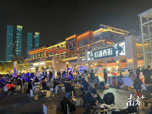 人潮涌动的灯湖西街夜市。保利灯湖西街供图