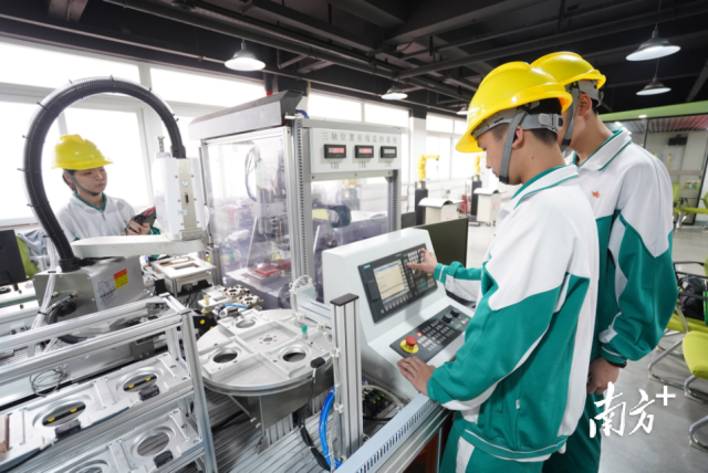 华材职业技术学校机器人实训中心培养适应产业需求的技能人才。戴嘉信 摄