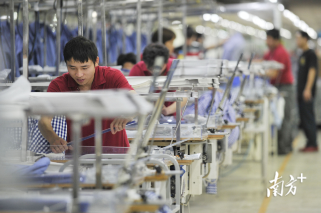 佛山某纺织公司的一线工人在车间作业。戴嘉信 摄
