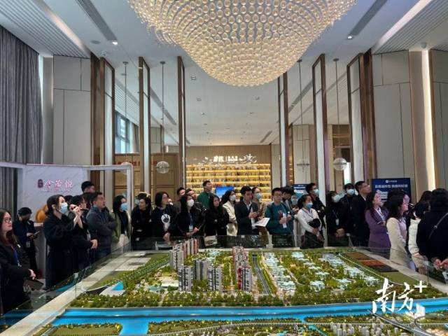 “才聚南海·安居惠购”制造业人才组团看房活动现场。