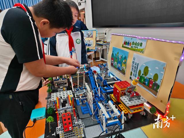小选手们现场展示各自搭建的垃圾分类创意机器人模组。李欣摄