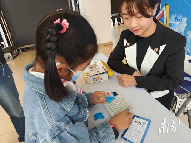 本次创客教育嘉年华现场还精心设置了多个互动体验项目。李欣摄