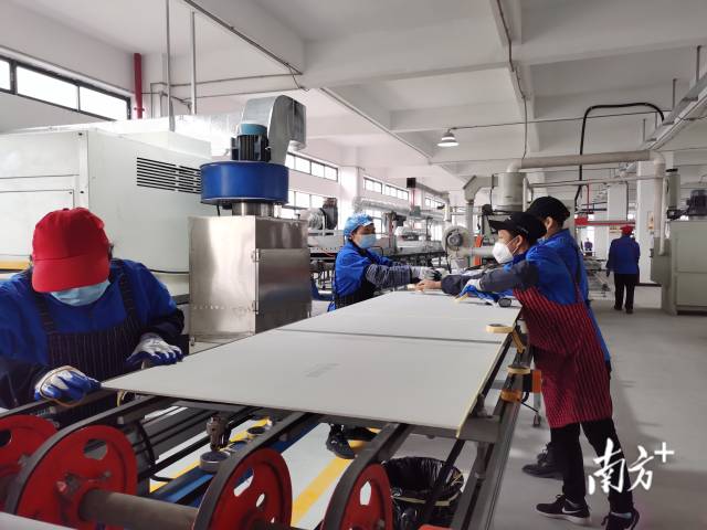 1-2月，禅城实现规模以上工业总产值258.92亿元，同比增长17.5%。   罗湛贤 摄