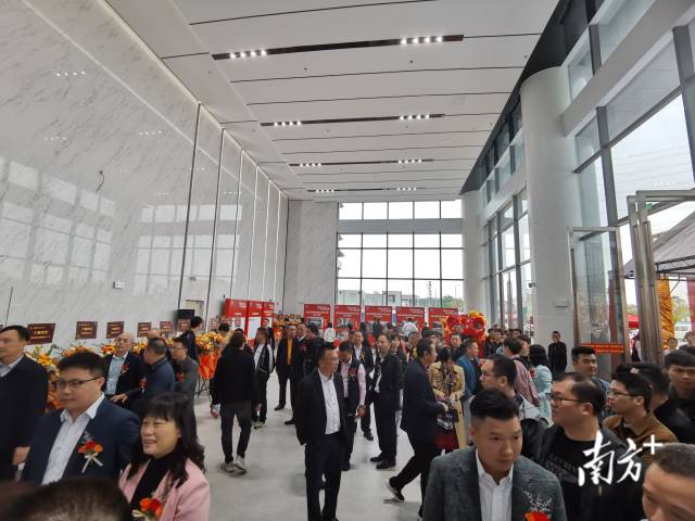 南庄商会大厦吸引众多企业家参观。