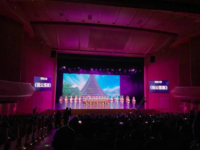 黔东南非遗歌舞和西樵本土的岭南民俗原创节目同台共演。陈梦 摄