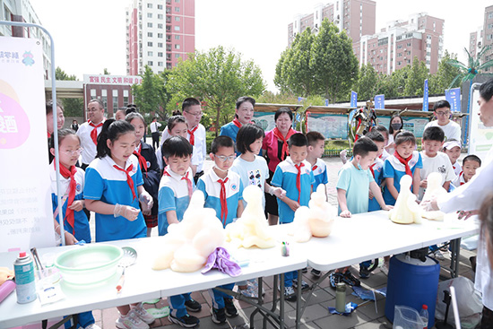 科技周活动现场吸引众多学生参与。 保定市科学技术局供图