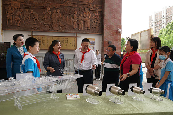 参观航母模型科普展台。 保定市科学技术局供图