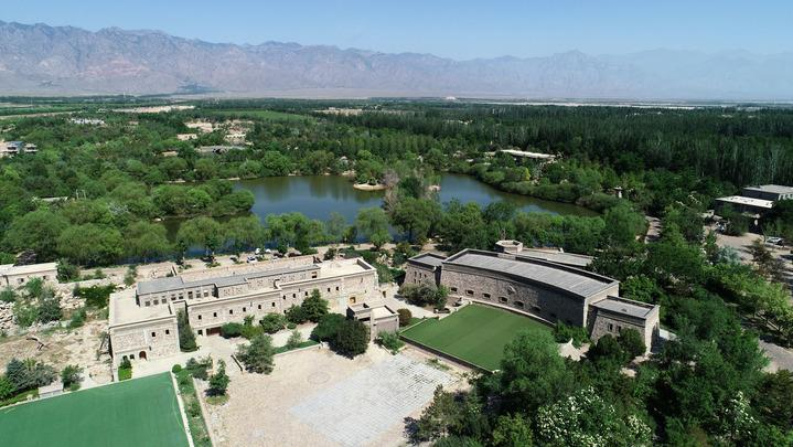 位于贺兰山东麓的志辉源石酒庄（6月8日摄，无人机照片）。新华社记者 王鹏 摄