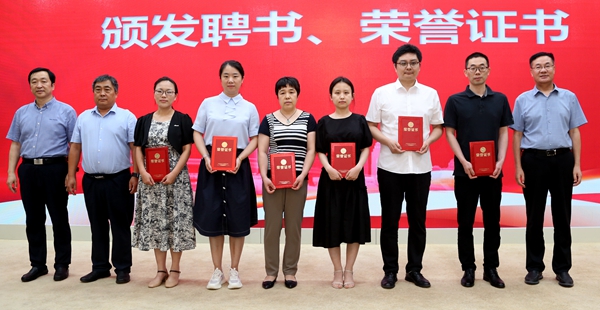 14-为青年创新先锋集体颁发荣誉证书.JPG