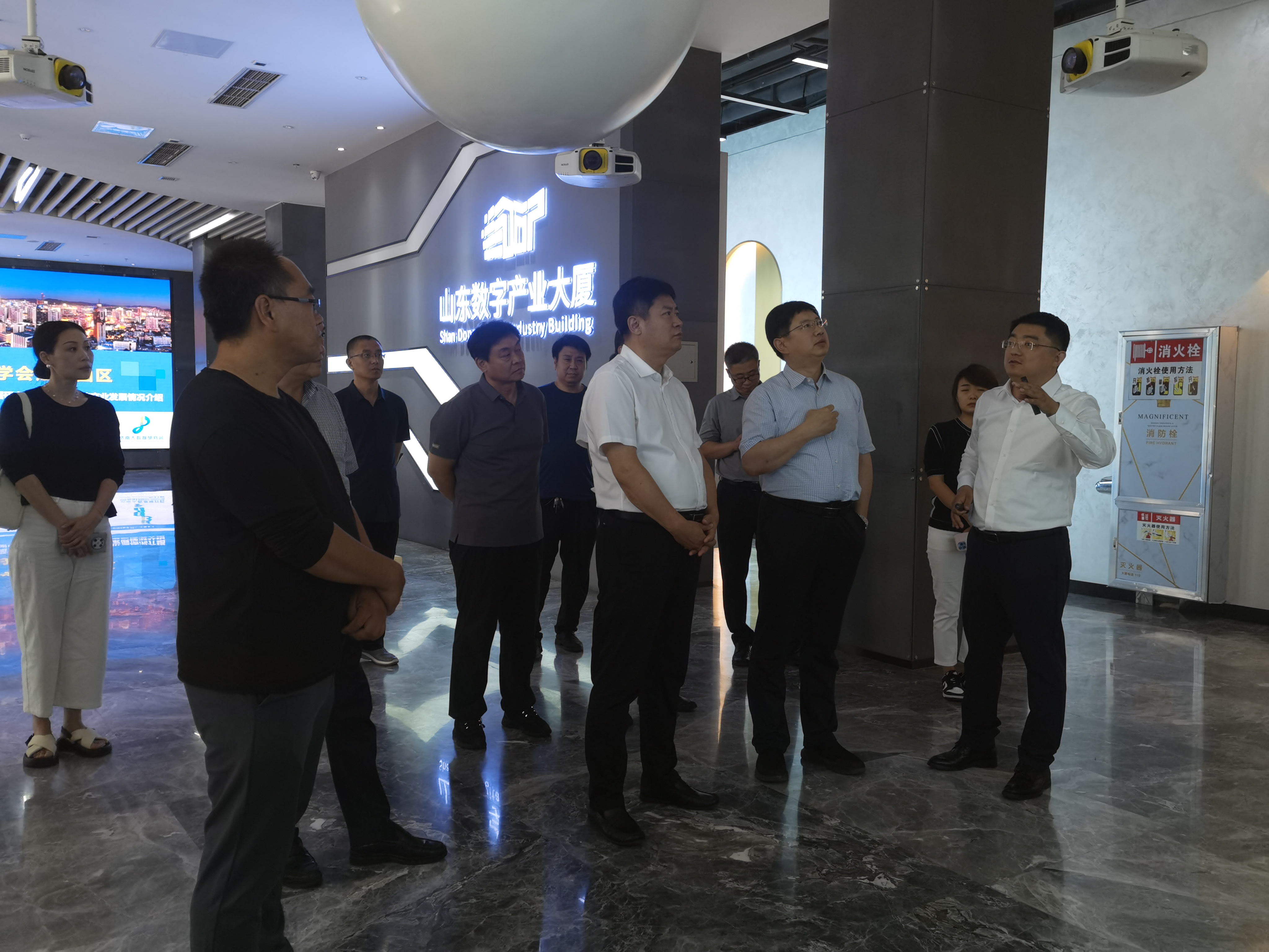 1. 考察山东数字产业大厦.jpg