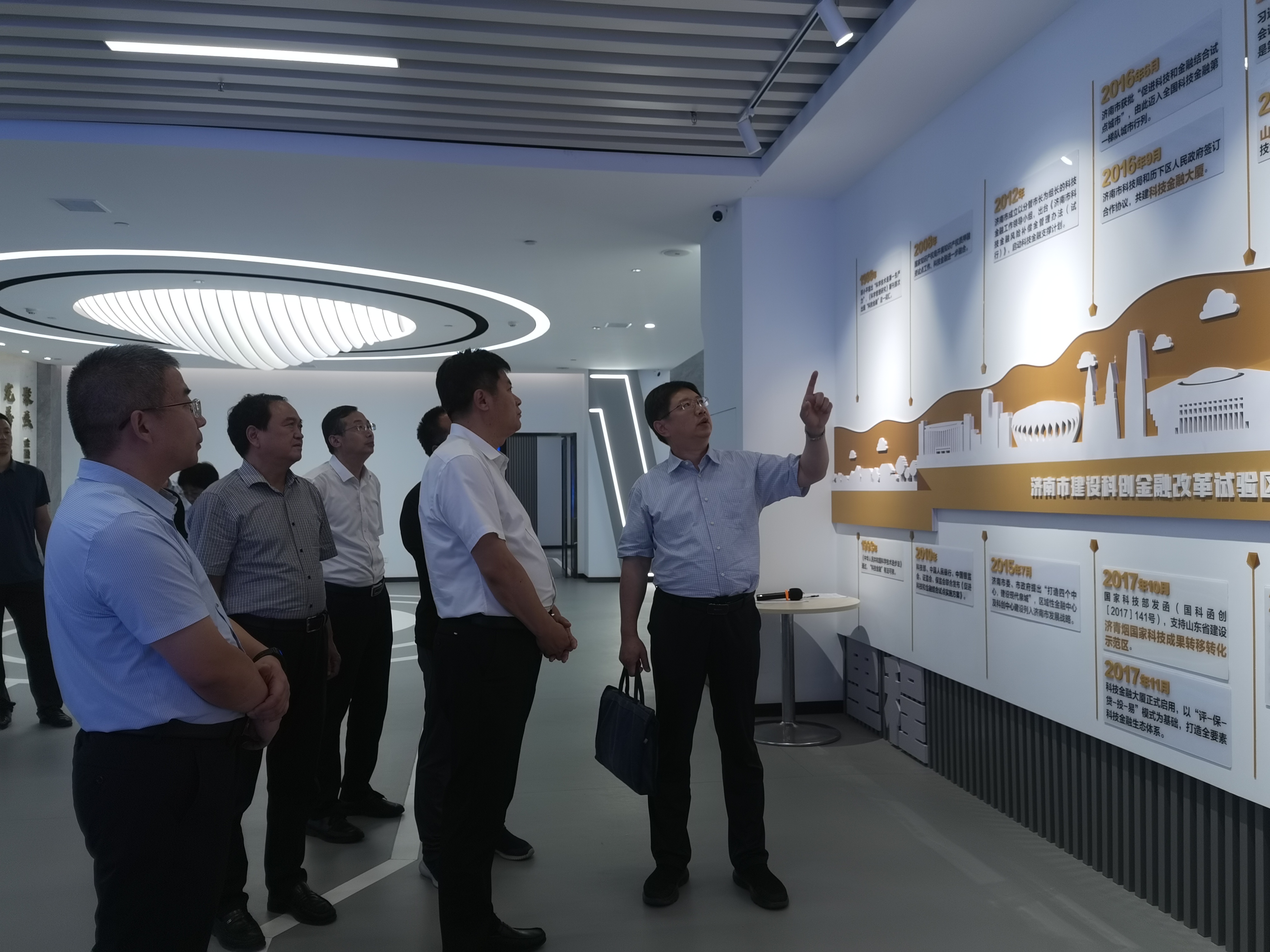 6. 考察齐鲁科技金融大厦.jpg