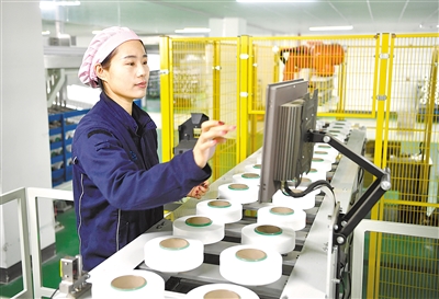     宁东泰和新材有限公司包装车间，工人在流水线上作业。氨纶作为宁东的“明星产品”可用于纺织、医用卫材等领域。