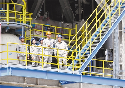     国家能源集团宁夏煤业有限责任公司年产400万吨煤炭间接液化项目现场，工作人员检查设备运行情况。