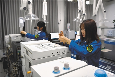 宁夏倬昱新材料科技有限公司测试中心，工作人员使用气相色谱仪检测咪唑样品纯度。