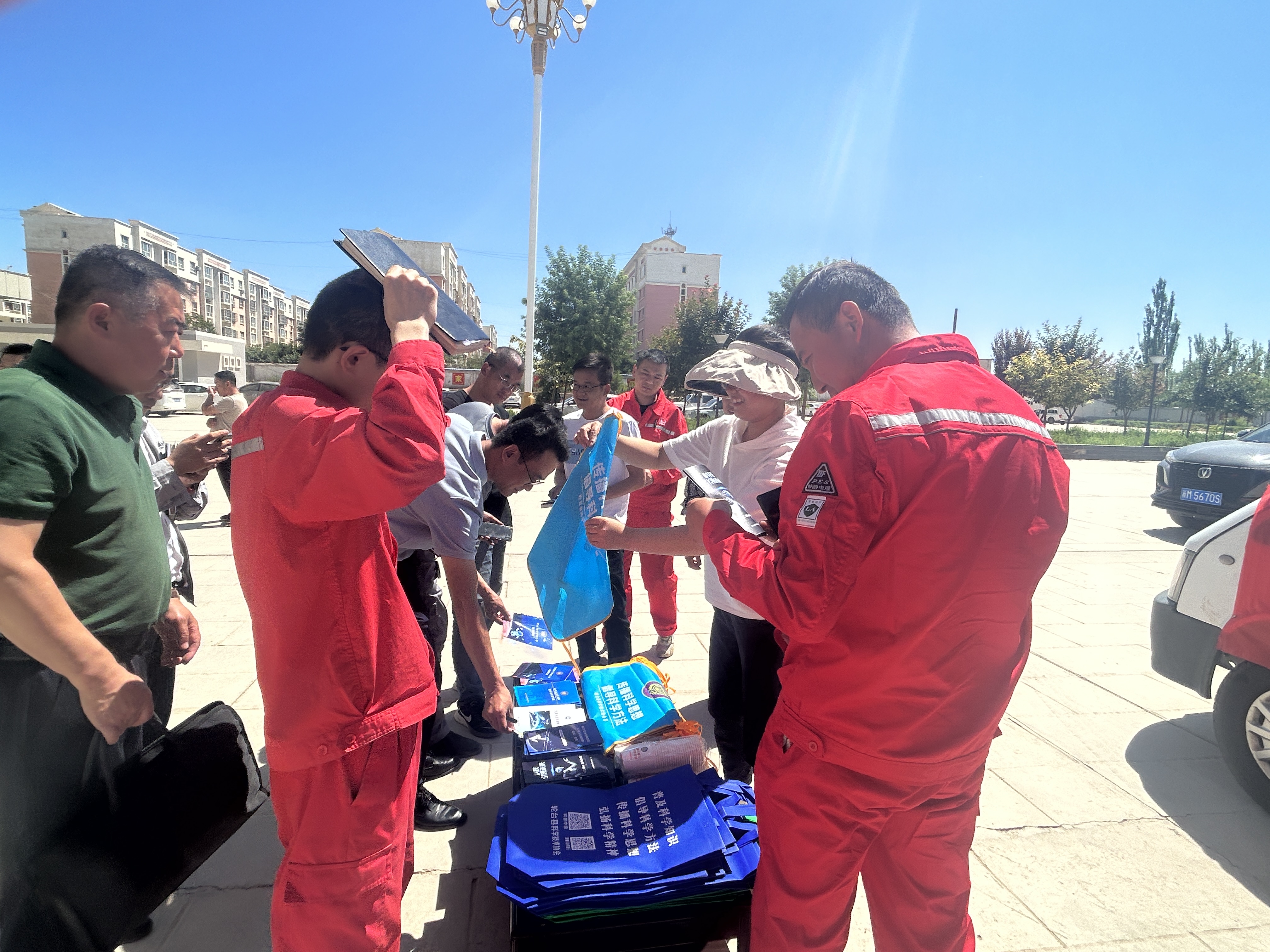 为企业员工发放科普小礼品.jpg