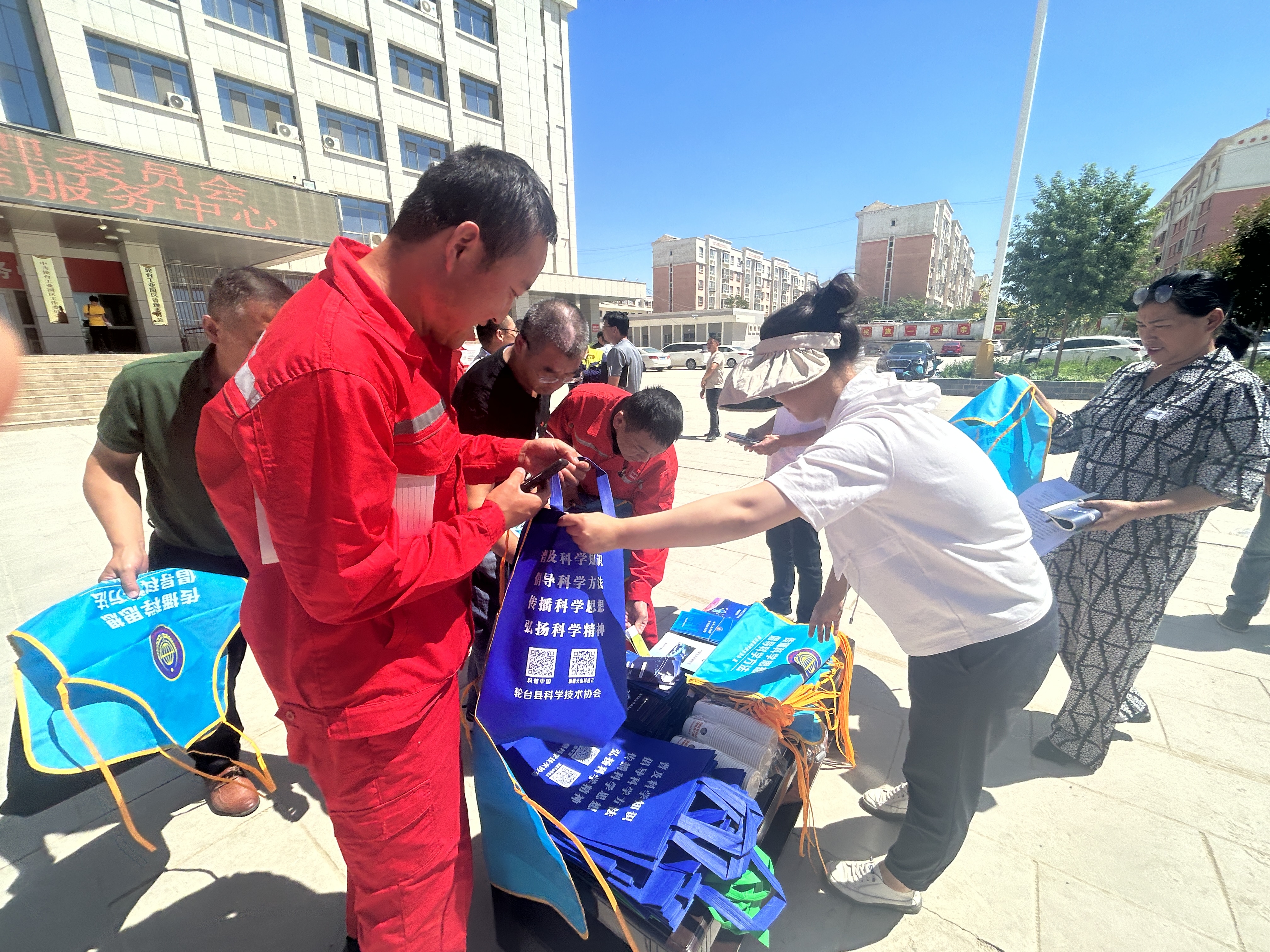科普志愿者为企业员工发放安全生产科普宣传册.jpg