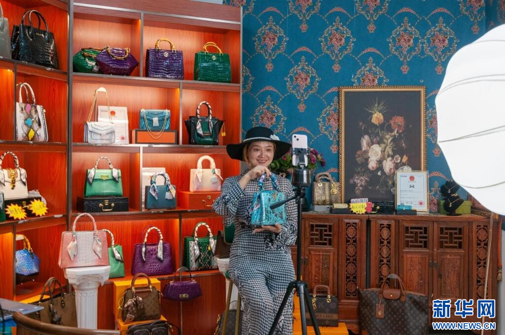 狮岭皮具箱包电商直播。新华网发（供图）