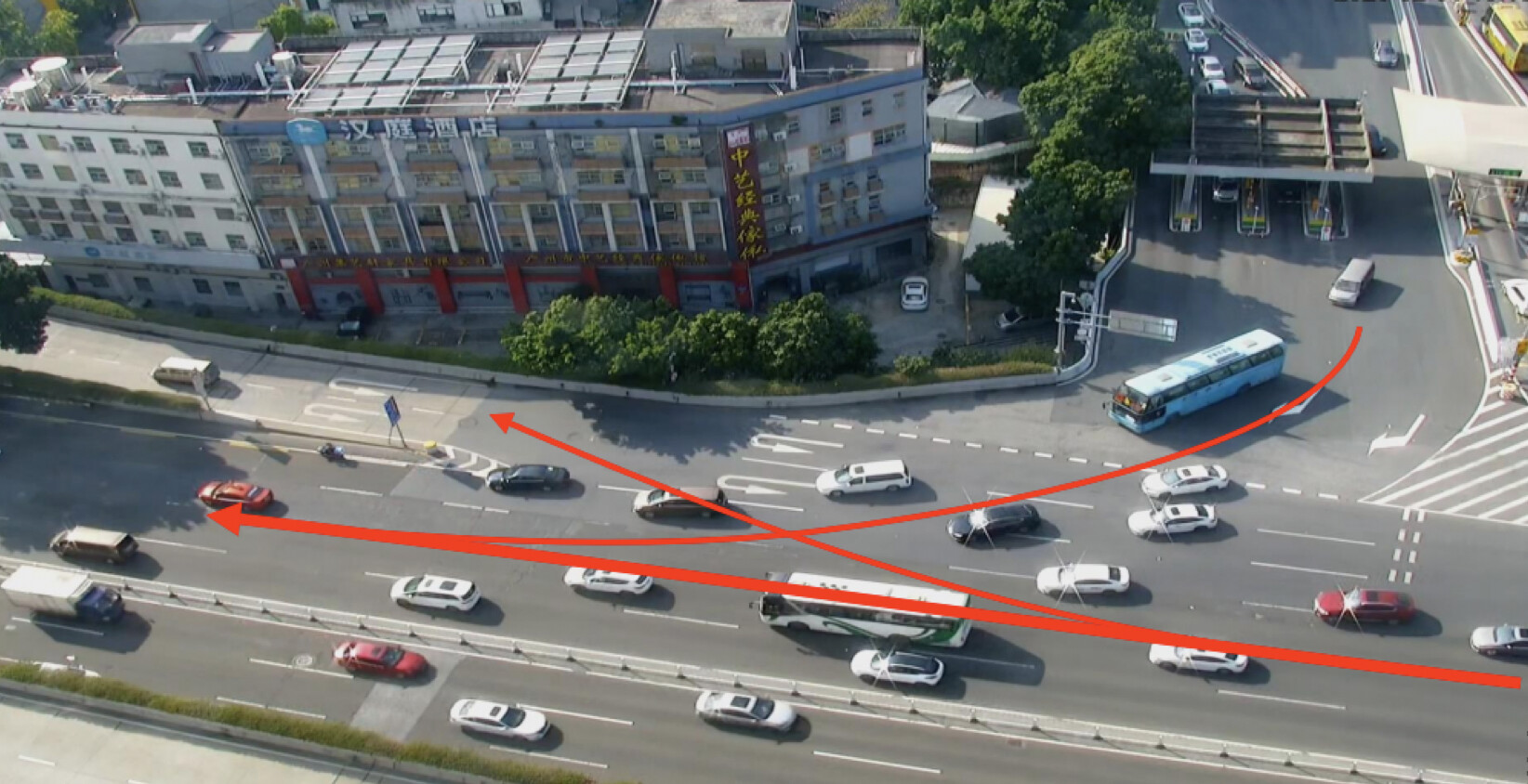 燕岭路广汕收费站路段车辆汇流情况（出口优化前）