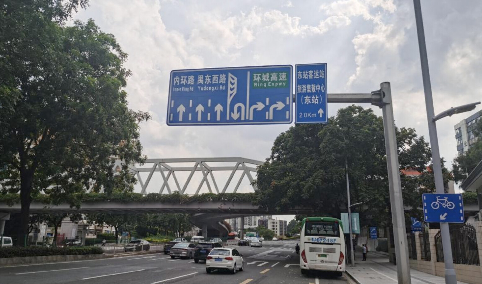 燕岭路前端增设分车道指示标志