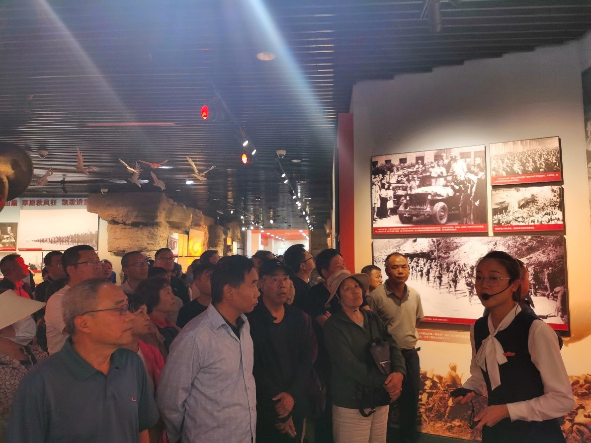 学员参观新疆兵团军垦博物馆.jpg