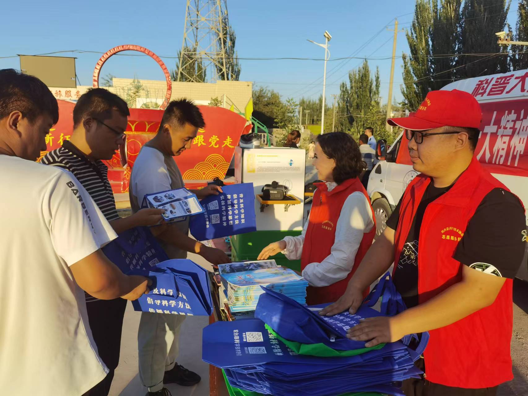 活动现场，科普志愿者在发放科普宣传册和小礼品.jpg