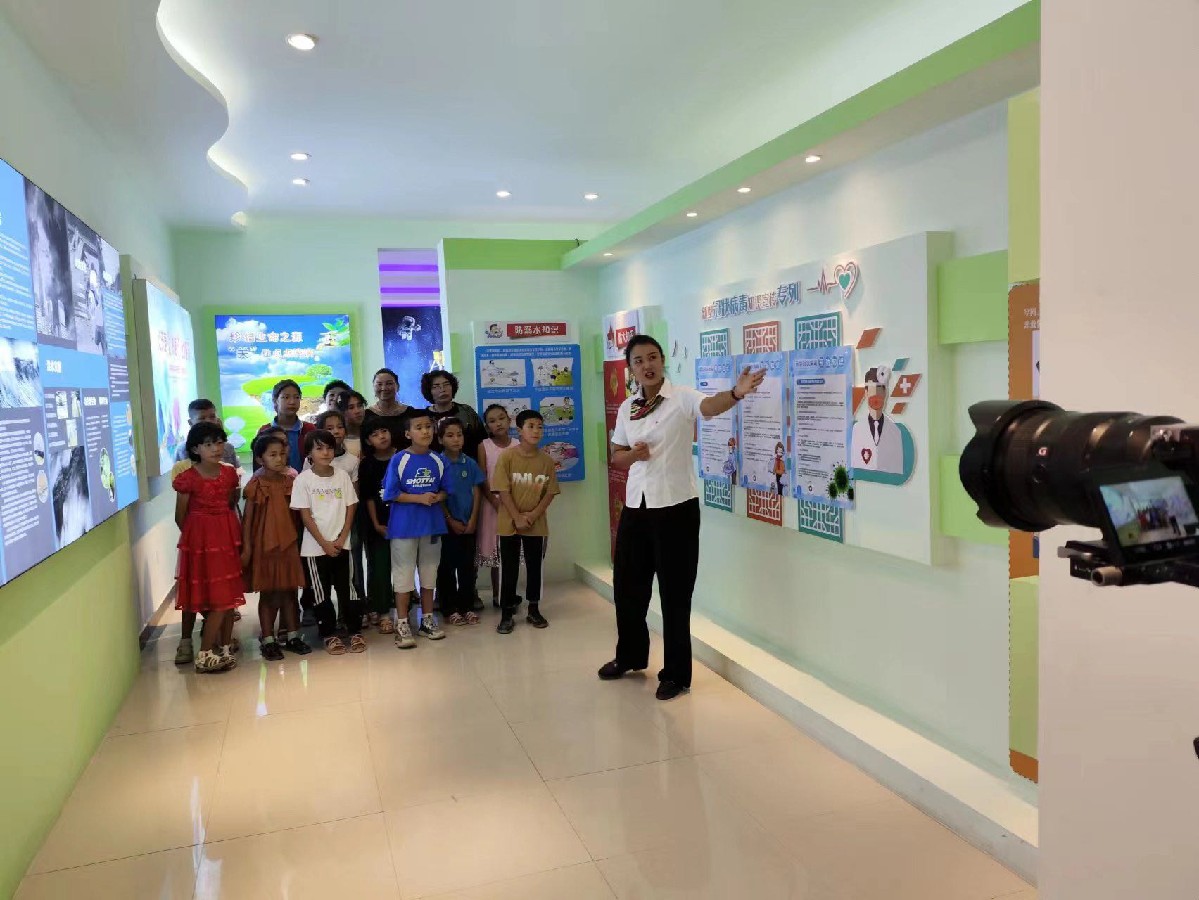 在讲解员的带领下，大家一起学习健康科普知识.jpg