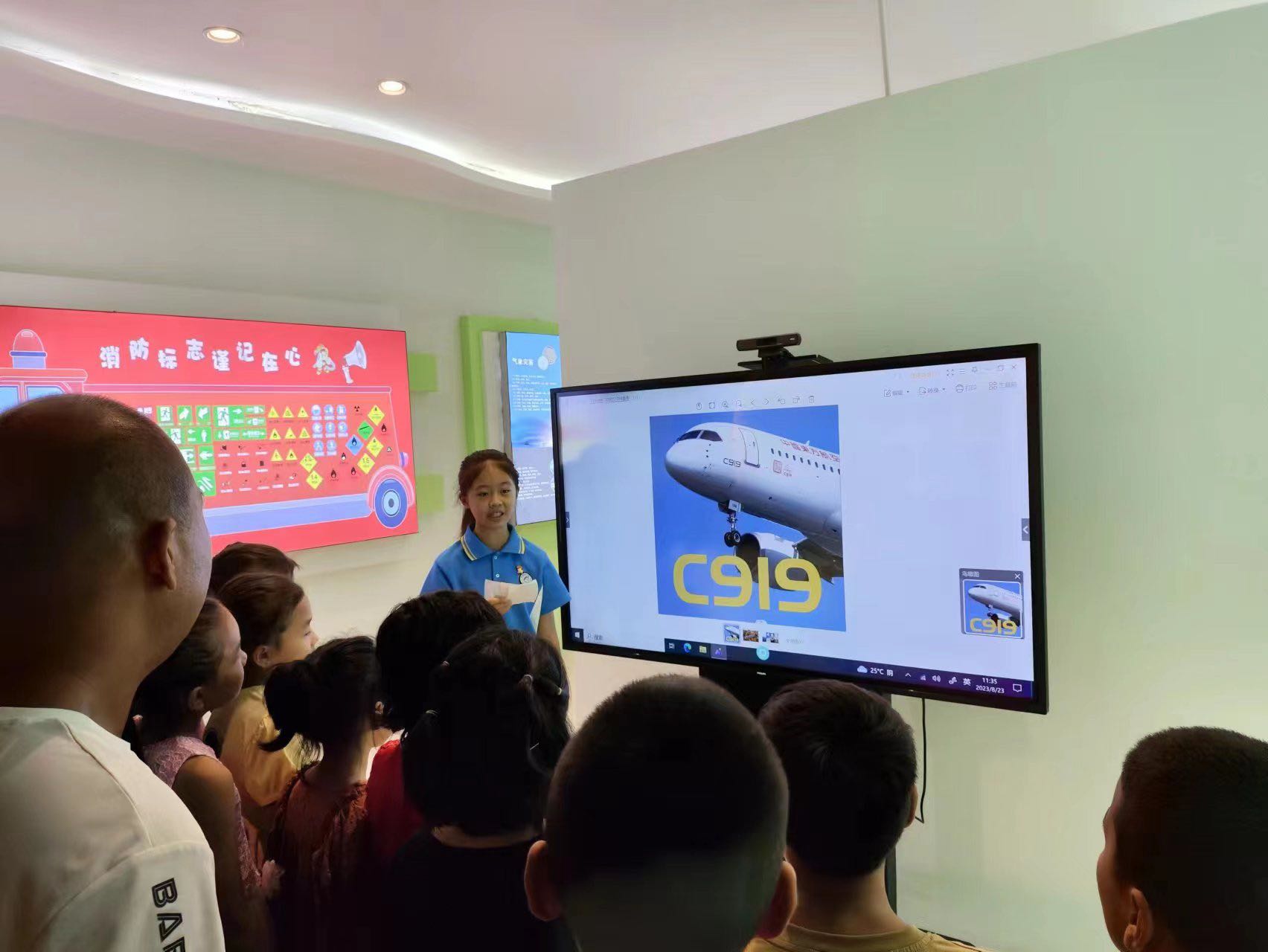 小小讲解员李依依向大家介绍C919大飞机.jpg