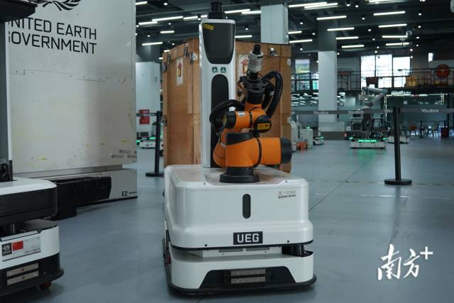 优艾智合研发的移动机器人在不同工序间自动转运。