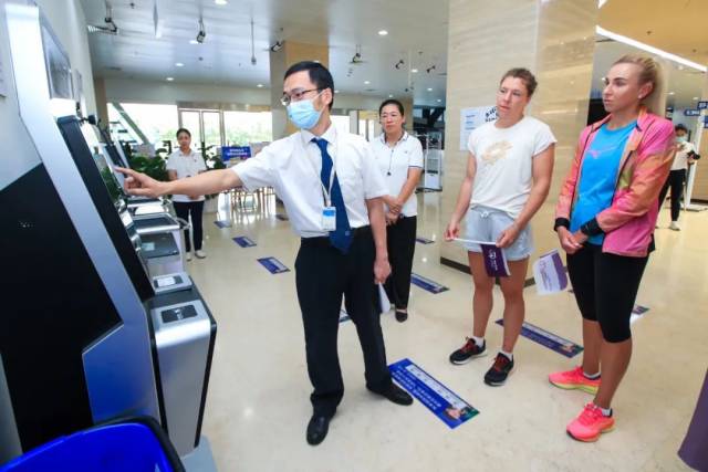 工作人员讲解刷脸办证业务