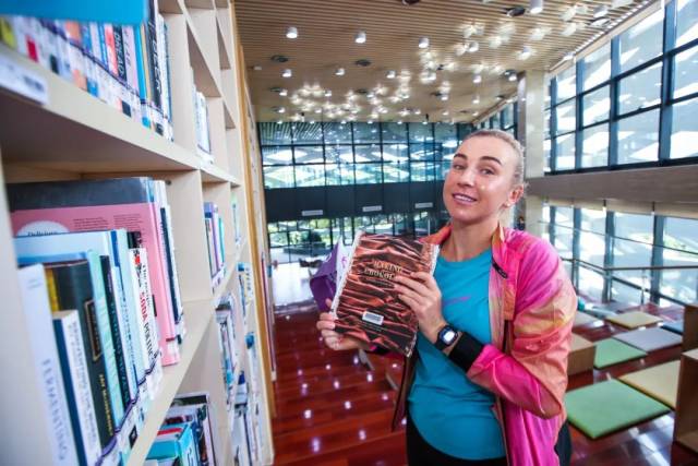 基切洛克登上“书山”