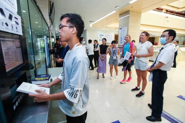 工作人员演示机器人自助分拣系统